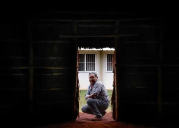 Kaiowá que aprendeu a ler com quase 40 anos fará intercâmbio na França