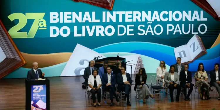 Lula assina regulamentação da Política Nacional de Leitura e Escrita