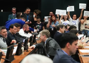 Projeto que concede anistia a golpistas do 8/1 avança na Câmara