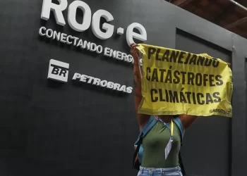Ativista do Greenpeace interrompe fala do presidente da Opep em evento