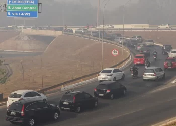 Fumaça do incêndio no Parque Nacional se espalha pela capital federal