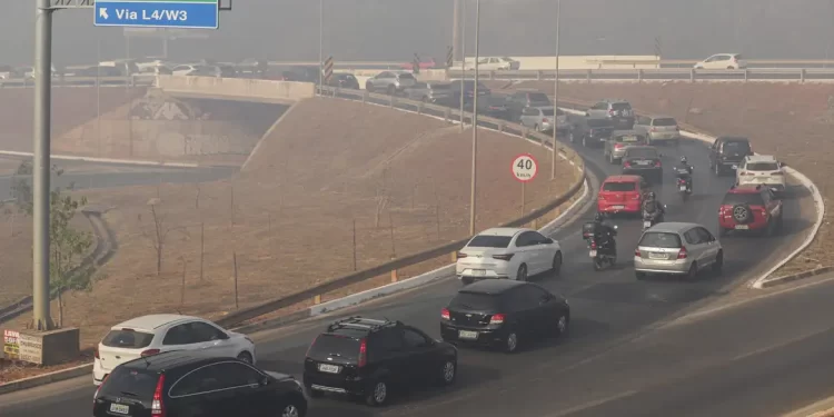 Fumaça do incêndio no Parque Nacional se espalha pela capital federal