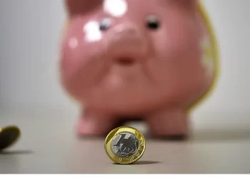 Retiradas da poupança superam aplicações em R$ 398 milhões, em agosto