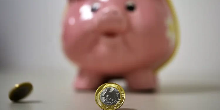 Retiradas da poupança superam aplicações em R$ 398 milhões, em agosto