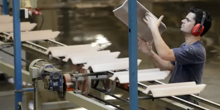 Programa irá oferecer qualificação profissional para 15 mil jovens