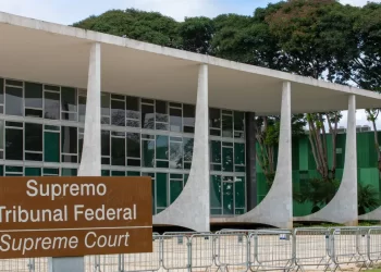 Flávio Dino segue Moraes e vota pela manutenção da suspensão do X no Brasil