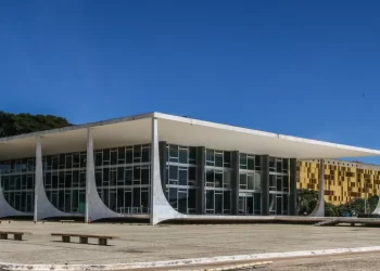 Turma do Supremo vota para manter X suspenso no Brasil