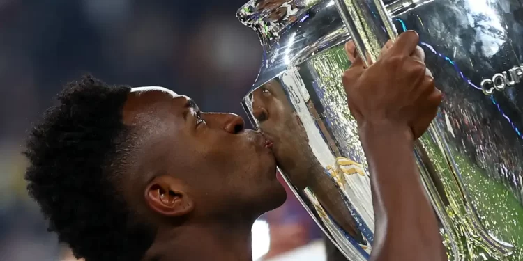 Vini Júnior recebe troféu de melhor jogador da Liga dos Campeões