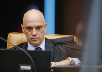 Moraes manda X comprovar regularidade no Brasil em até cinco dias