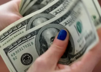 Bolsa sobe e dólar cai após elevação de nota do Brasil pela Moody’s
