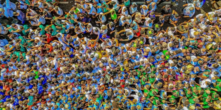 Fiéis lotam ruas de Belém para acompanhar procissão do Círio de Nazaré