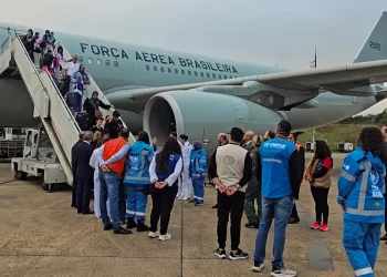 Avião com 221 brasileiros repatriados do Líbano pousa em Guarulhos