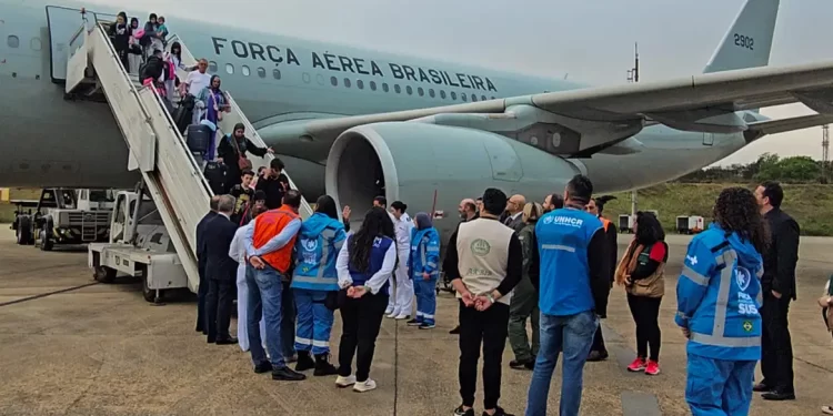 Avião com 221 brasileiros repatriados do Líbano pousa em Guarulhos