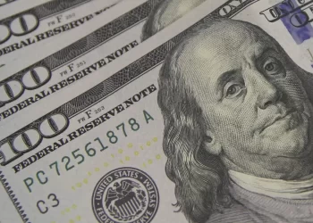 Dólar ultrapassa R$ 5,70 e fecha no maior valor em quase três meses