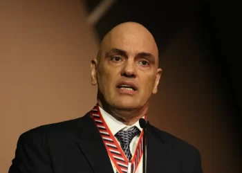 Moraes diz que X pagou multa em conta errada e pede regularização