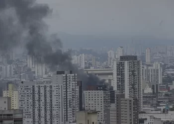 Prédio no Brás em São Paulo pega fogo e corre risco de desabar