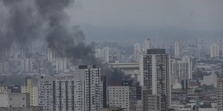 Prédio no Brás em São Paulo pega fogo e corre risco de desabar