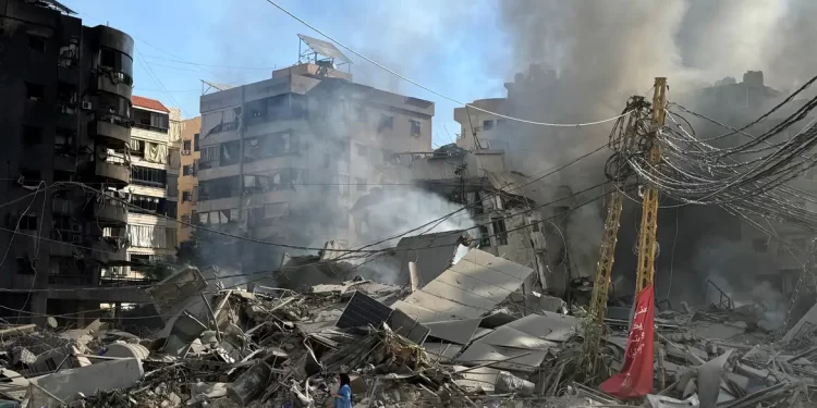 Israel bombardeia Beirute; Irã promete resposta em caso de ataque