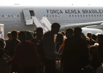 Quinto voo da FAB com 220 repatriados do Líbano chega a SP