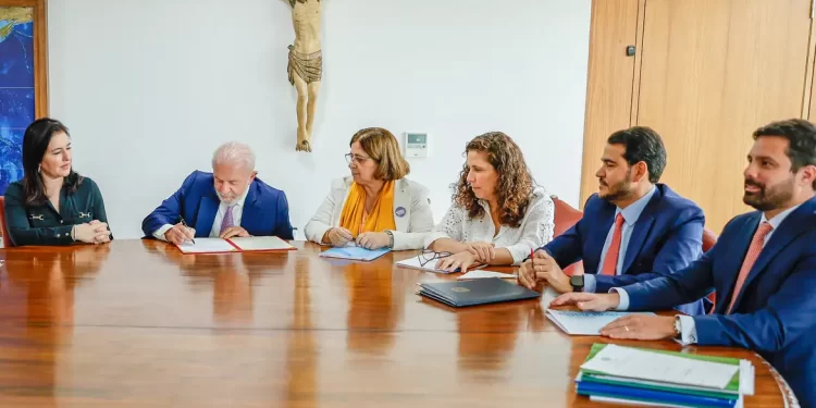 Lula sanciona aumento de pena de feminicídio para até 40 anos