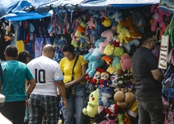 Comércio recua 0,3% em agosto, mas acumula alta em 2024