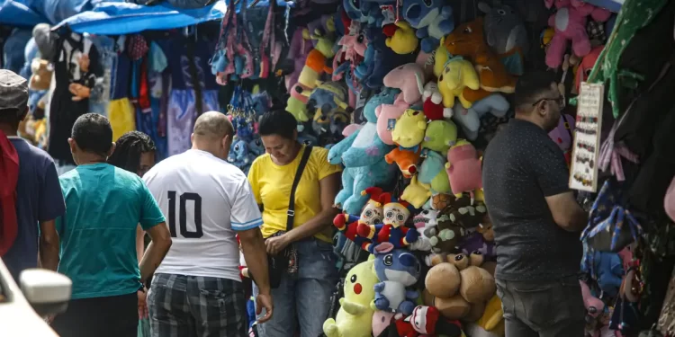 Comércio recua 0,3% em agosto, mas acumula alta em 2024