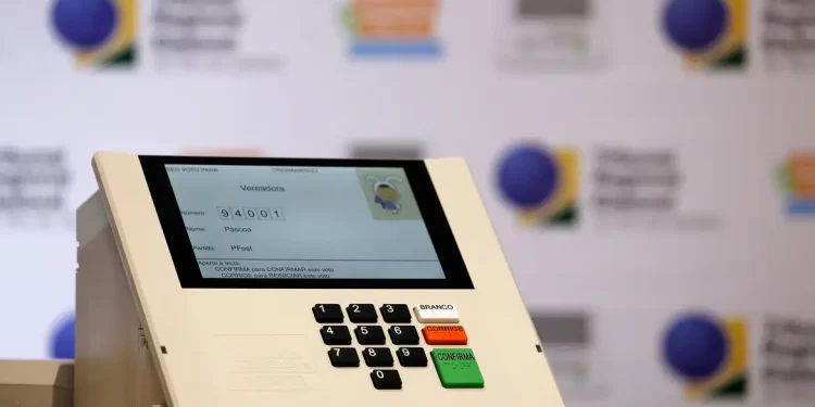 Moraes autoriza investigados por atos golpistas a votar no domingo