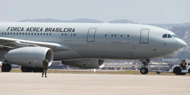 Raízes do Cedro: quinto voo decola do Líbano com 220 repatriados