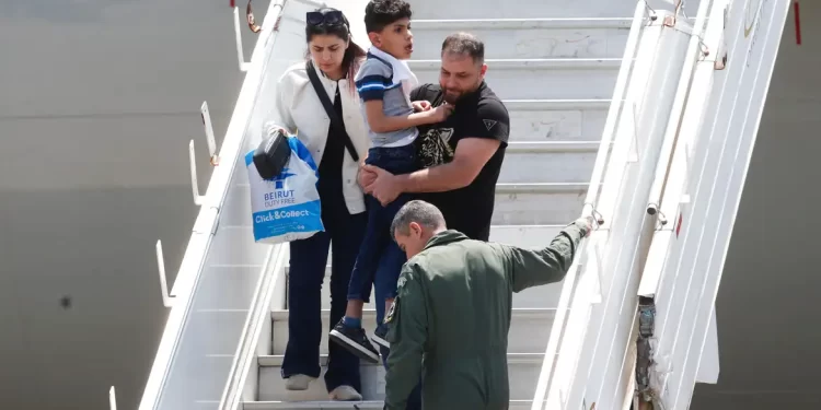 Sexto voo de repatriação do Líbano chega com 212 passageiros