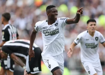 Botafogo supera expulsão relâmpago e conquista Libertadores inédita