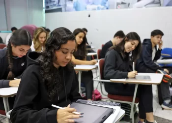 Enem: cursos populares são oportunidade para alunos de baixa renda