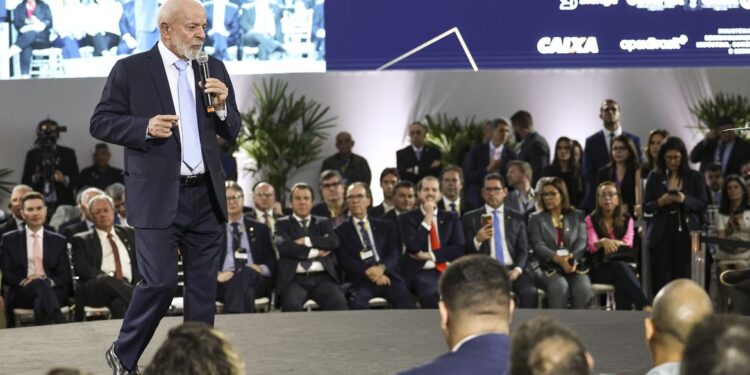 Lula diz que não faltará crédito para construção civil