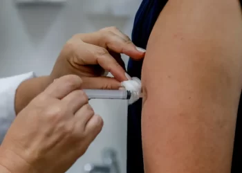 Cidade do Rio vacina trabalhadores do turismo contra sarampo