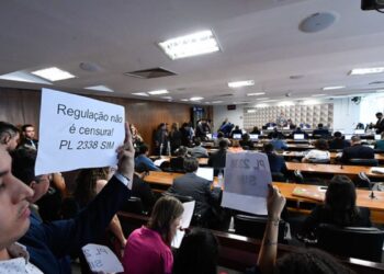 Acordo sobre desinformação permite aprovação de regulação da IA