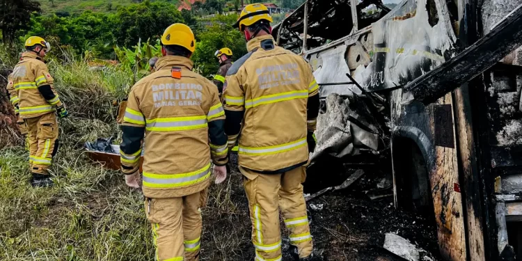 Sobe para 41 número de mortos em acidente em Minas Gerais