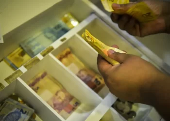 Lula assina decreto que eleva salário mínimo para R$ 1.518