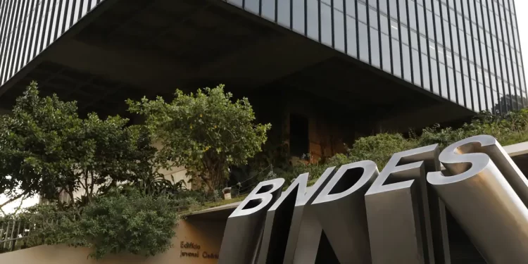 Crédito do BNDES para micro, pequenas e médias empresa sobe 46% no ano