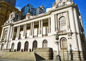 Rio aprova PL que extingue licença prêmio e muda horário de professor