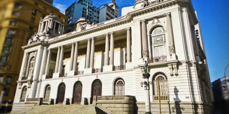 Rio aprova PL que extingue licença prêmio e muda horário de professor