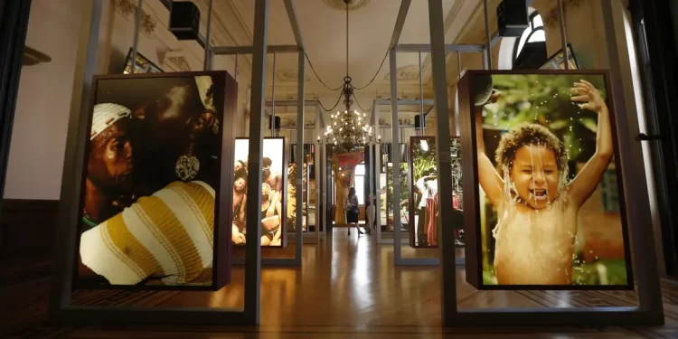 Museu das Favelas reabre com mostras sobre magia e vida em comunidades