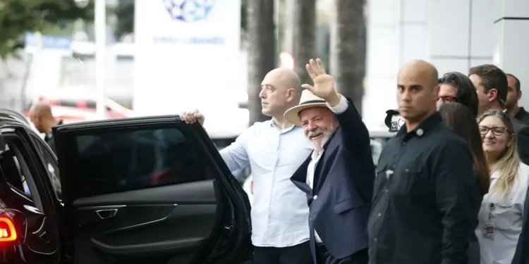 Lula recebe alta hospitalar e ficará em SP até quinta-feira