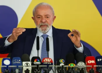 Queda nas pesquisas será revertida com as entregas, diz Lula