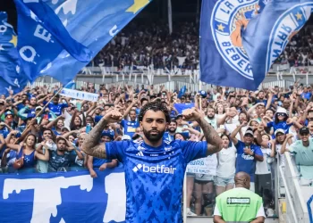 Gabigol é apresentado pelo Cruzeiro em um Mineirão lotado