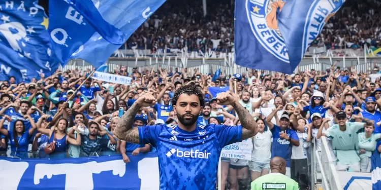 Gabigol é apresentado pelo Cruzeiro em um Mineirão lotado