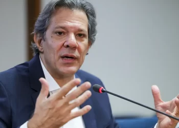 Haddad descarta elevar IOF para conter saída de dólares