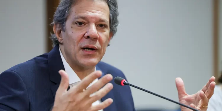 Haddad descarta elevar IOF para conter saída de dólares