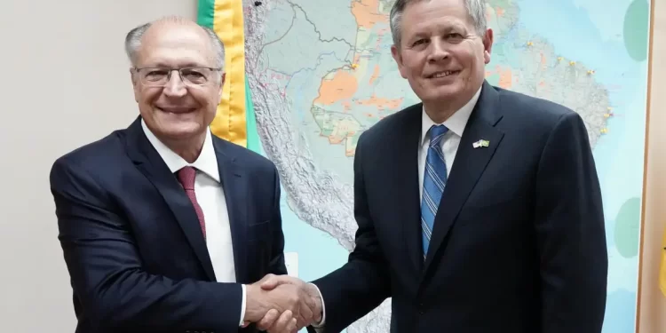Alckmin recebe senador americano aliado de Trump
