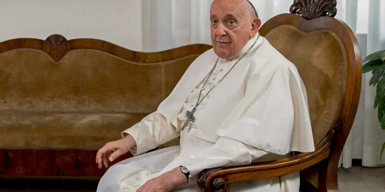Papa Francisco tem infecção polimicrobiana