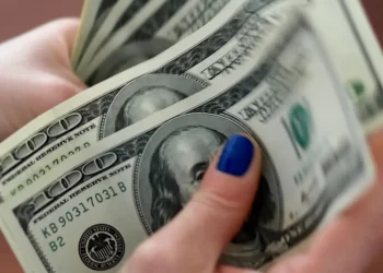 Dólar fecha a R$ 5,67 e atinge menor valor em cinco meses