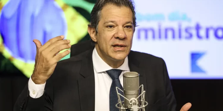 Consignado para CLT busca proteger trabalhador de juros, diz Haddad